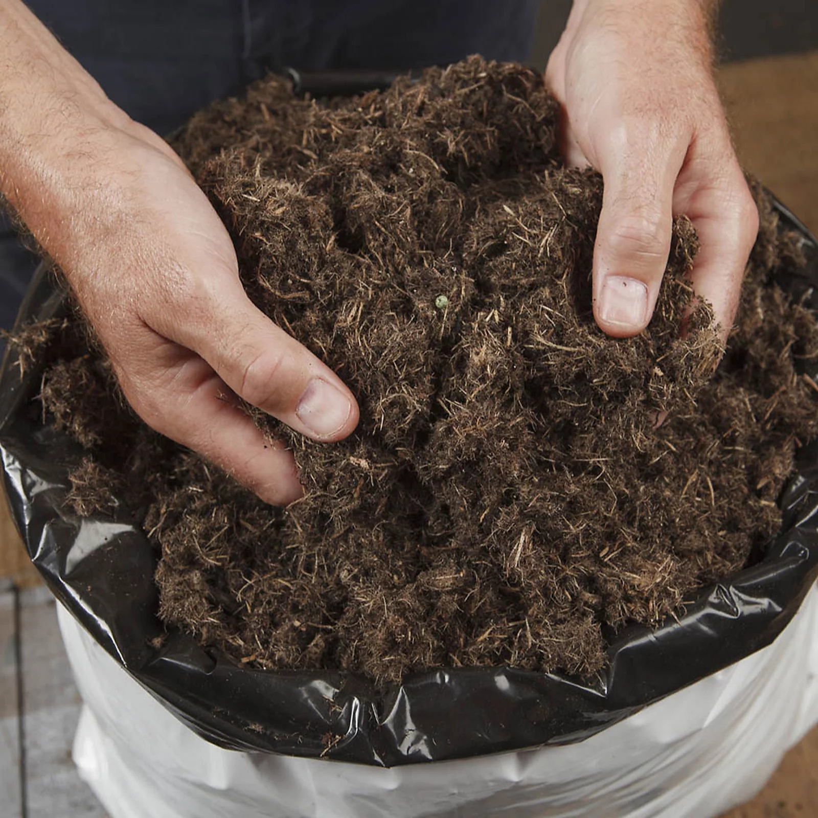 YouGarden 110L Premium Professional Compost & 100g Fertiliser